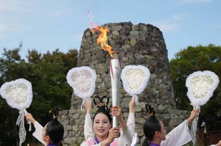 부산시, 가덕도 연대봉 특별채화식 개최... 세계를 향해 "비상의 불" 밝혀